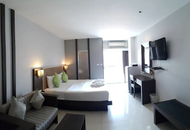 April Suites-Deluxe Room Twin Bed-1