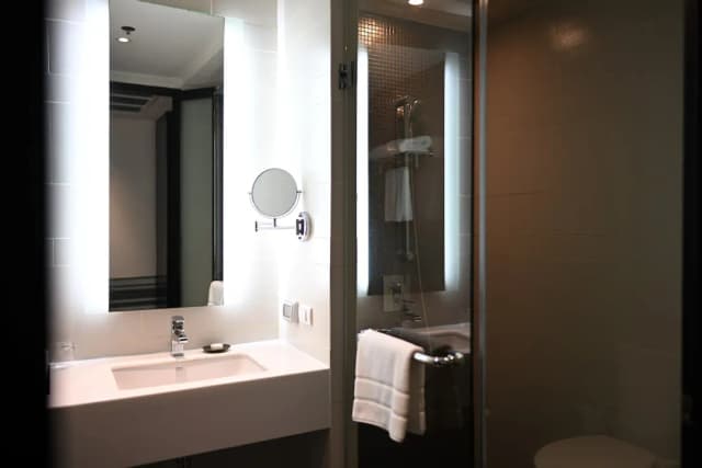 Mövenpick Hotel Sukhumvit 15 Bangkok-Superior Twin Room, 2 Twin Beds-5