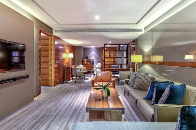 曼谷素坤逸希爾頓飯店-行政套房, 1 張特大雙人床, 非吸煙房, 可使用俱樂部酒廊-1