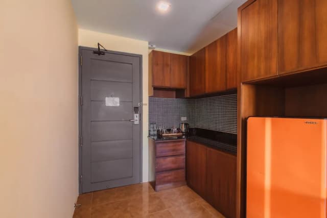 Elite Suites Patong-Deluxe Suite King - City View-1