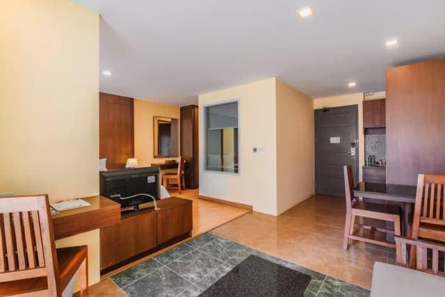 Elite Suites Patong-Deluxe Suite King - Pool View-3