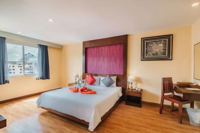 Elite Suites Patong-2 Bedroom Suite - Pool View-2