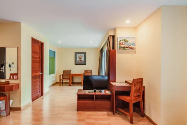 Elite Suites Patong-Deluxe Suite Twin - Pool View-5