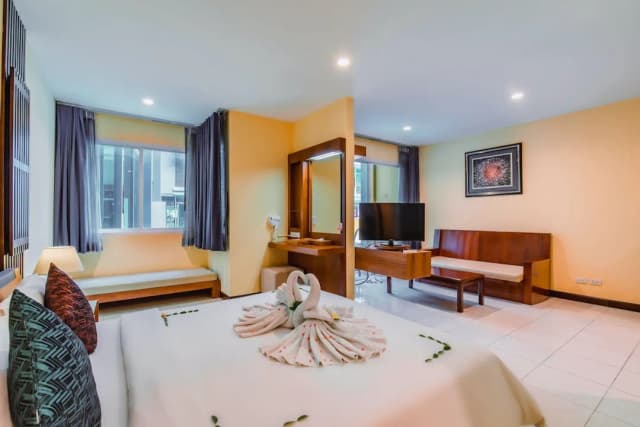 Elite Suites Patong-Classic Suite - Pool Access-5
