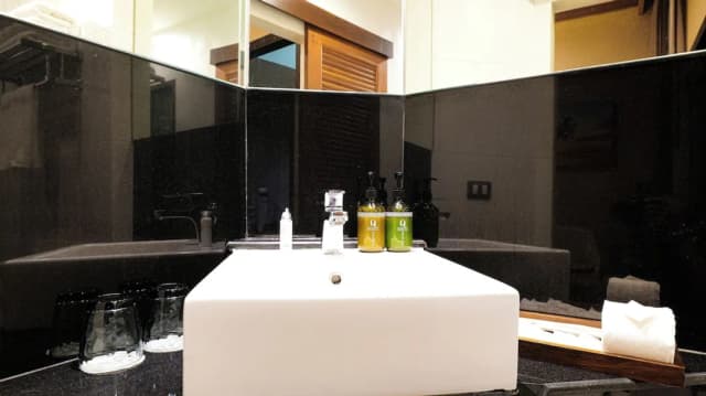 Quality Beach Resorts and Spa Patong-Deluxe Balcony Twin Garden View-15