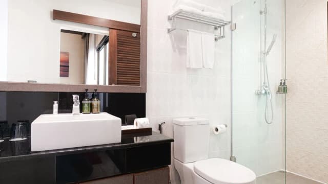 Quality Beach Resorts and Spa Patong-华丽客房, 1 张特大床, 阳台, 转角 (Deluxe Balcony Room)-12