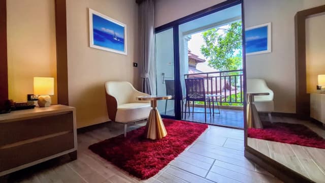 Quality Beach Resorts and Spa Patong-Deluxe Balcony King Pool View-8
