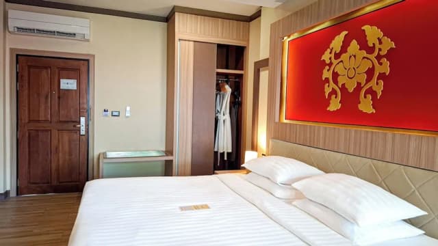 Quality Beach Resorts and Spa Patong-Deluxe Balcony King Pool View-14