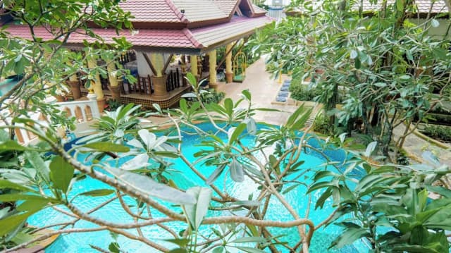 Quality Beach Resorts and Spa Patong-Deluxe Balcony King Pool View-7