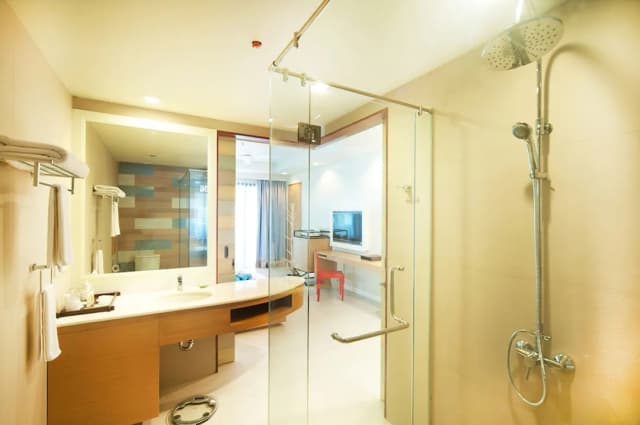 Holiday Ao Nang Beach Resort Krabi-Family Pool Access Room-11