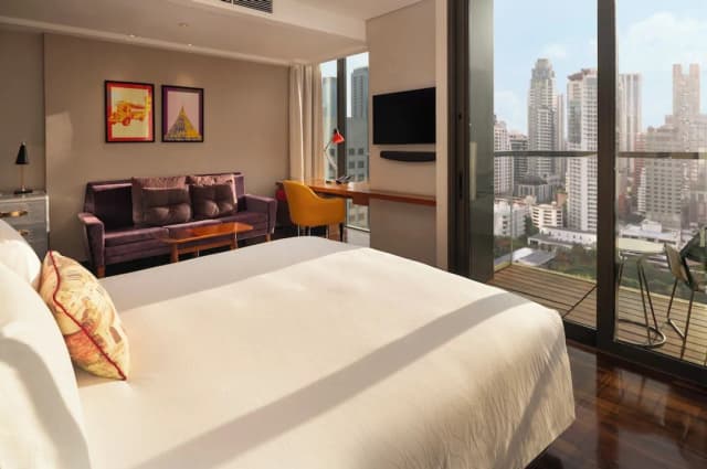Hotel Indigo Bangkok Wireless Road by IHG-Standard Room, 1 King Bed, Balcony, Corner (Sunset Garden View)-6