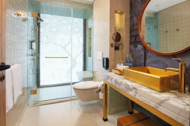 Hotel Indigo Bangkok Wireless Road by IHG-Standard Room, 1 King Bed, Balcony, Corner (Sunset Garden View)-2