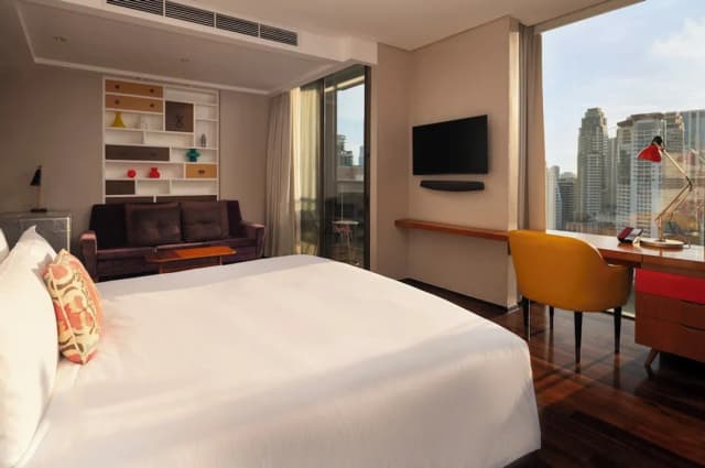 Hotel Indigo Bangkok Wireless Road by IHG-Standard Room, 1 King Bed, Balcony, Corner (Sunset Garden View)-3