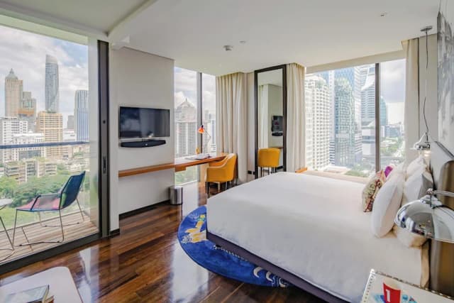 Hotel Indigo Bangkok Wireless Road by IHG-Standard Room, 1 King Bed, Balcony, Corner (Sunset Garden View)-11