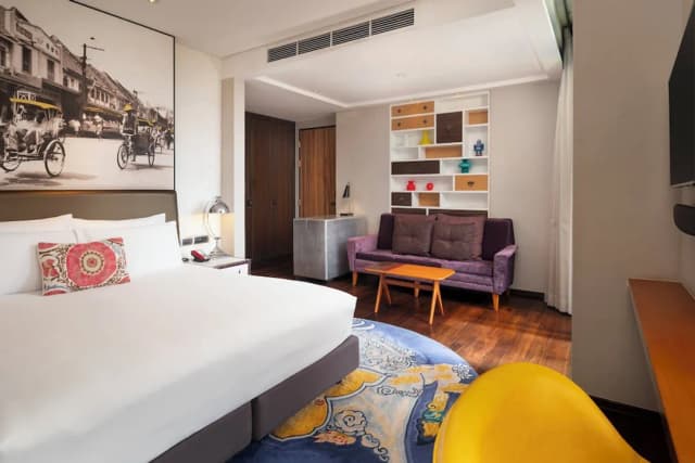 Hotel Indigo Bangkok Wireless Road by IHG-Standard Room, 1 King Bed, Garden View, Corner (Balcony)-9