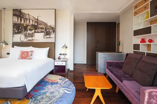 Hotel Indigo Bangkok Wireless Road by IHG-Standard Room, 1 King Bed, Garden View, Corner (Balcony)-1