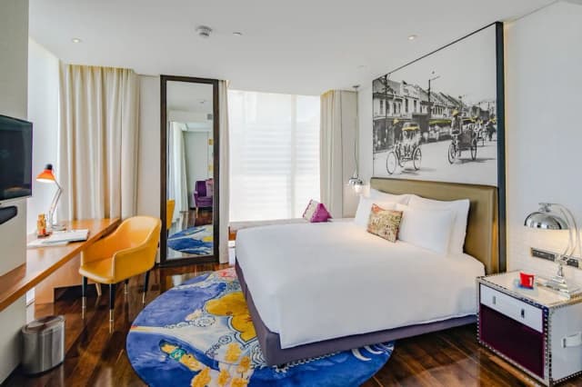 Hotel Indigo Bangkok Wireless Road by IHG-Standard Room, 1 King Bed, Garden View, Corner (Balcony)-3