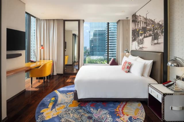 Hotel Indigo Bangkok Wireless Road by IHG-Standard Room, 1 King Bed, Garden View, Corner (Balcony)-12