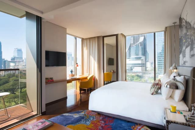 Hotel Indigo Bangkok Wireless Road by IHG-Standard Room, 1 King Bed, Garden View, Corner (Balcony)-2