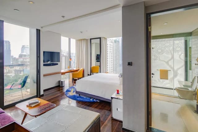 Hotel Indigo Bangkok Wireless Road by IHG-Standard Room, 1 King Bed, Garden View, Corner (Balcony)-5