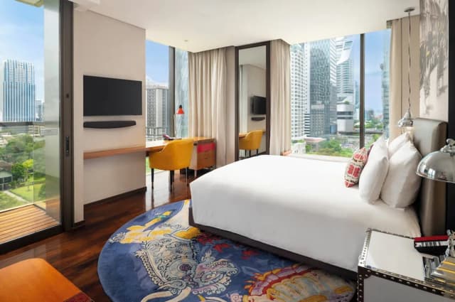 Hotel Indigo Bangkok Wireless Road by IHG-Standard Room, 1 King Bed, Garden View, Corner (Balcony)-11