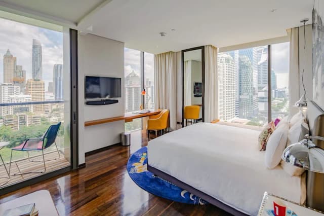 Hotel Indigo Bangkok Wireless Road by IHG-Standard Room, 1 King Bed, Garden View, Corner (Balcony)-4