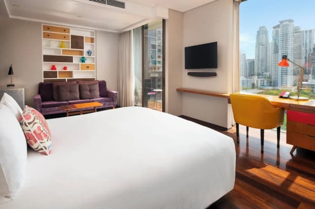 Hotel Indigo Bangkok Wireless Road by IHG-Standard Room, 1 King Bed, Garden View, Corner (Balcony)-13