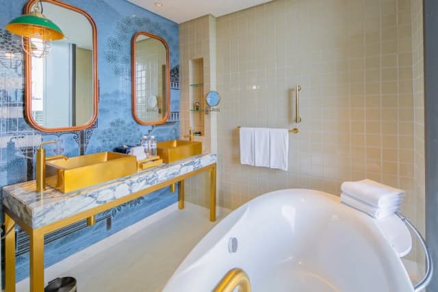 Hotel Indigo Bangkok Wireless Road by IHG-Premium Room, 1 King Bed, Balcony, City View-5