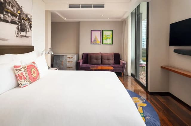 Hotel Indigo Bangkok Wireless Road by IHG-Standard Room, 1 King Bed, Balcony, Garden View-10