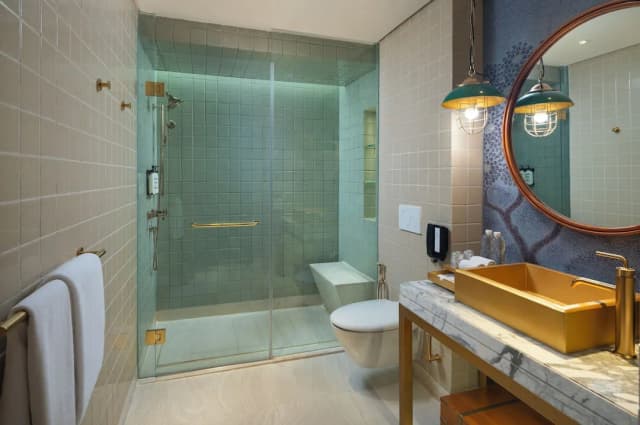 Hotel Indigo Bangkok Wireless Road by IHG-Standard Room, 1 King Bed, Balcony, Garden View-3