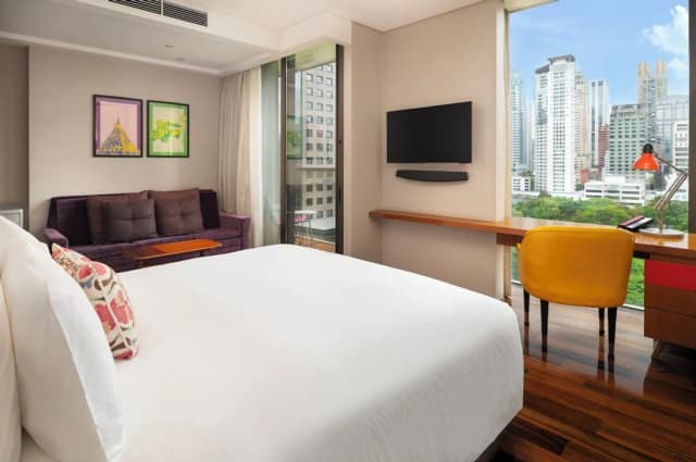 Hotel Indigo Bangkok Wireless Road by IHG-Standard Room, 1 King Bed, Balcony, Garden View-8