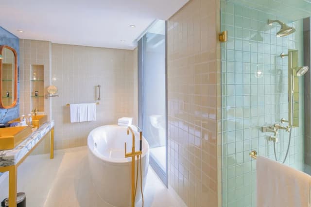 Hotel Indigo Bangkok Wireless Road by IHG-Premium Room, 1 King Bed, Garden View, Corner (Balcony)-14