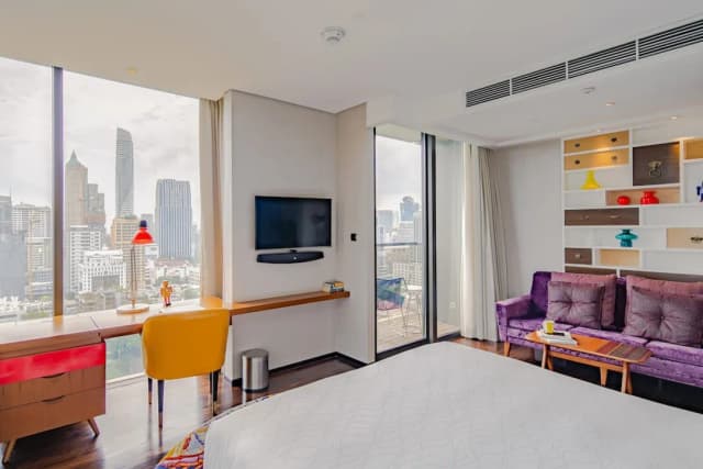 Hotel Indigo Bangkok Wireless Road by IHG-Premium Room, 1 King Bed, Garden View, Corner (Balcony)-8
