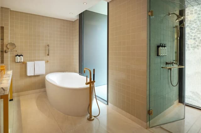 Hotel Indigo Bangkok Wireless Road by IHG-Premium Room, 1 King Bed, Garden View, Corner (Balcony)-15