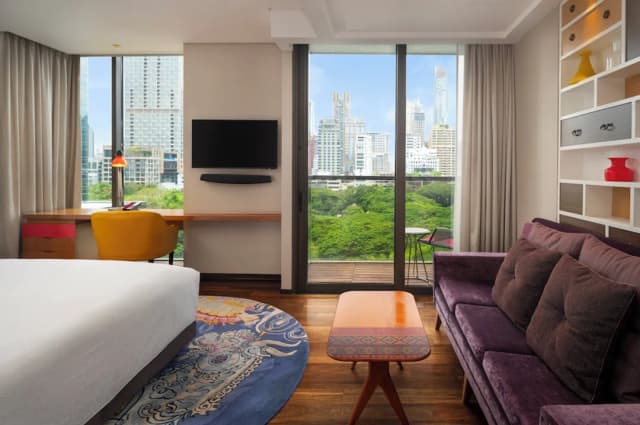 Hotel Indigo Bangkok Wireless Road by IHG-Premium Room, 1 King Bed, Garden View, Corner (Balcony)-10