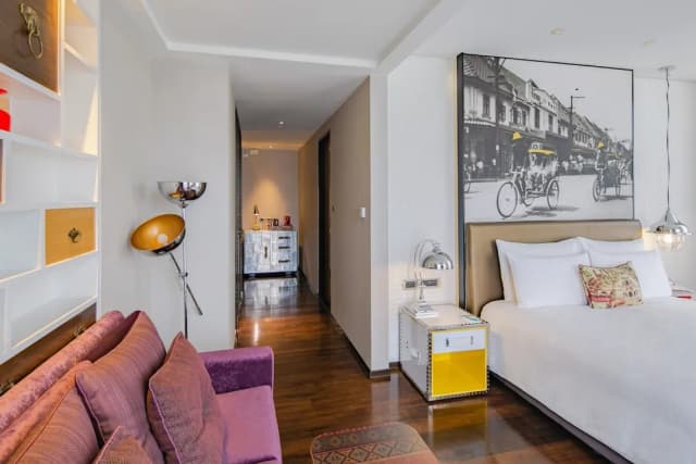 Hotel Indigo Bangkok Wireless Road by IHG-Premium Room, 1 King Bed, Garden View, Corner (Balcony)-3