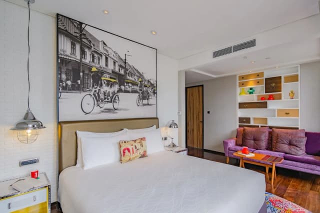 Hotel Indigo Bangkok Wireless Road by IHG-Premium Room, 1 King Bed, Garden View, Corner (Balcony)-2