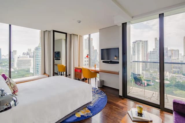 Hotel Indigo Bangkok Wireless Road by IHG-Premium Room, 1 King Bed, Garden View, Corner (Balcony)-6