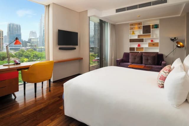 Hotel Indigo Bangkok Wireless Road by IHG-Premium Room, 1 King Bed, Garden View, Corner (Balcony)-9