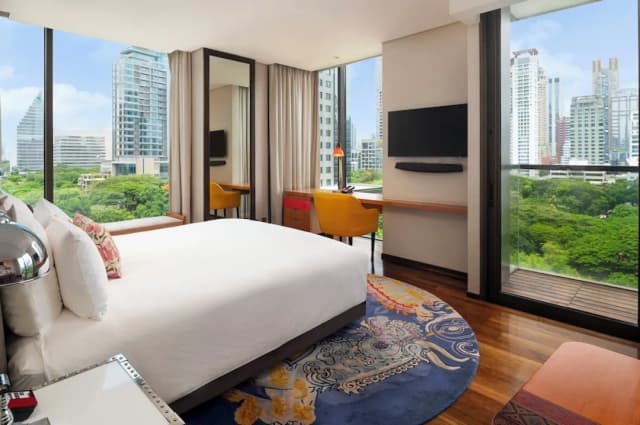 Hotel Indigo Bangkok Wireless Road by IHG-Premium Room, 1 King Bed, Garden View, Corner (Balcony)-11