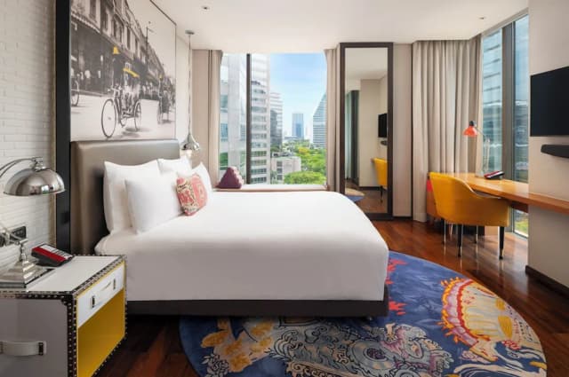 Hotel Indigo Bangkok Wireless Road by IHG-Premium Room, 1 King Bed, Garden View, Corner (Balcony)-1