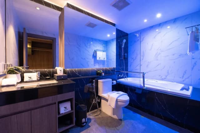 Moose Hotel Nimman-Triple Bed with Bathtub-7