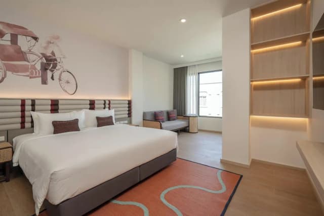 Pranakorn Heritage Hotel-Junior Suite with Pool View-8