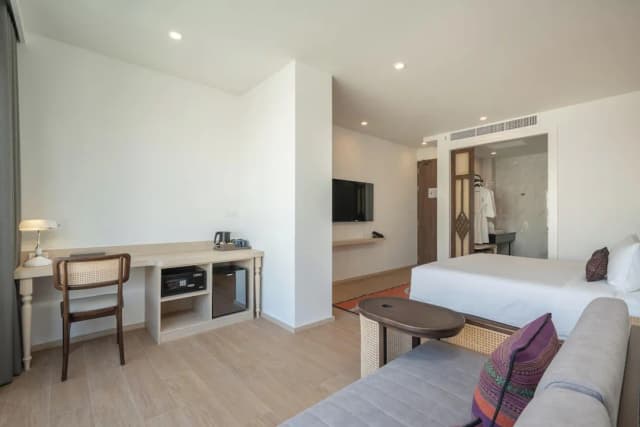 Pranakorn Heritage Hotel-Junior Suite with Pool View-10