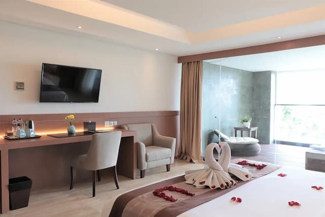 de Vins Sky Hotel Seminyak-Whirpool Suite Room-2