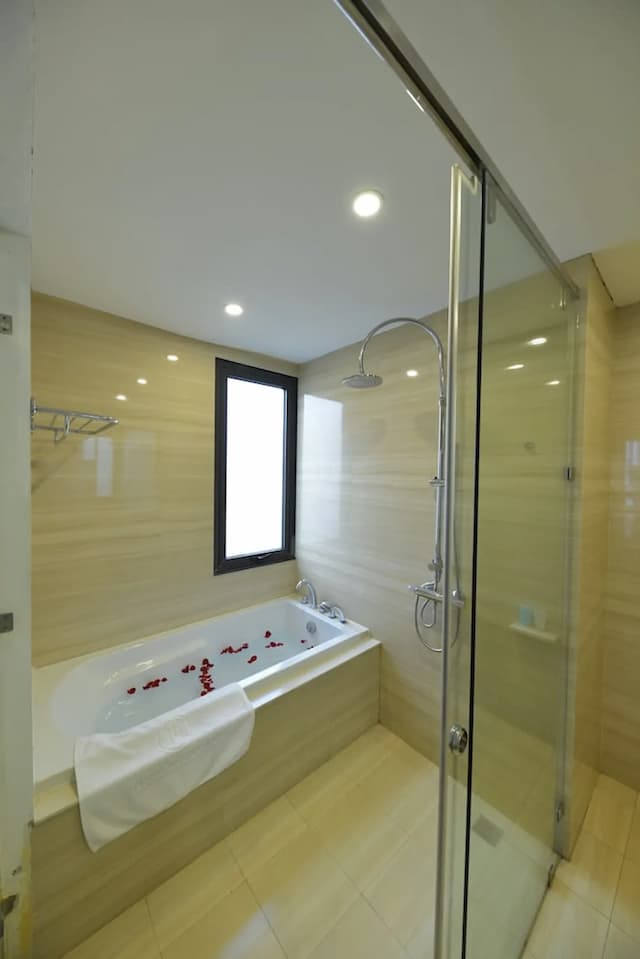 하노이 HM 부티크 호텔-프리미엄 스위트, 침실 1개, 앙스위트, 부분 호수 전망-10