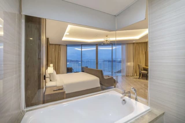 Panorama Beachfront Nha Trang by LYN Condotel-尊贵开间, 浴缸, 海景-7