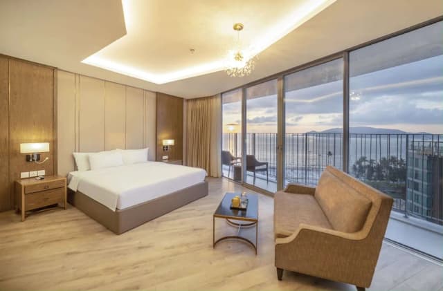 Panorama Beachfront Nha Trang by LYN Condotel-尊贵开间, 浴缸, 海景-1