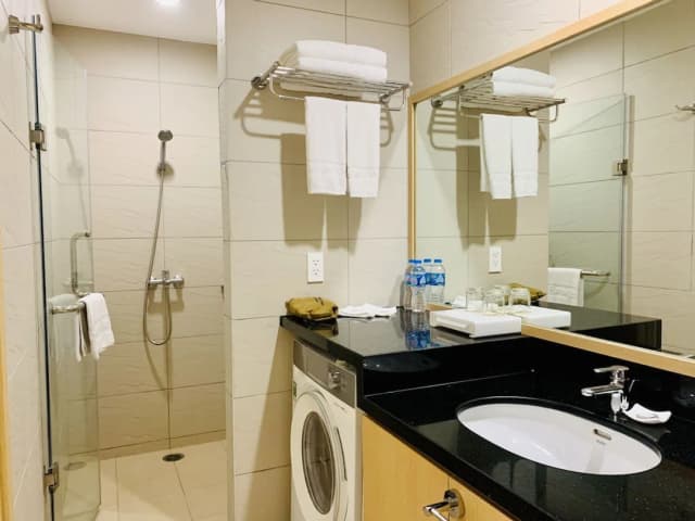 Roygent Parks Hanoi-标准房, 1 张大床 (Residential)-5