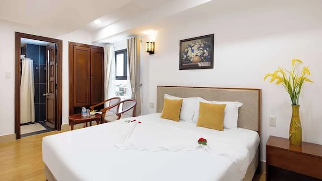 The Summer Hotel-Deluxe Triple Room, Bathtub, City View-1